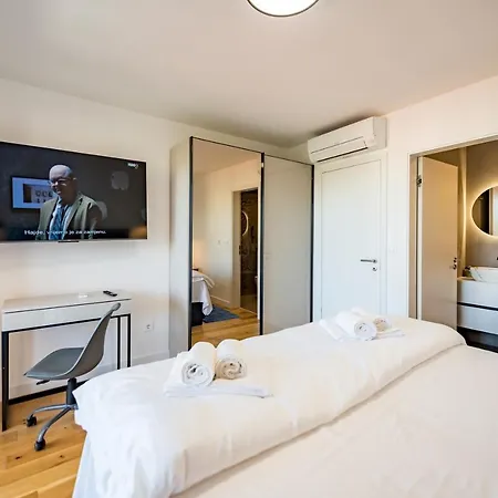 Penthouse With View In Center Apartment *