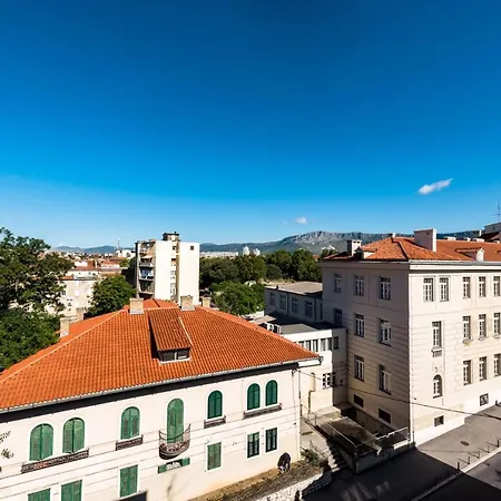 Penthouse With View In Center דירה *