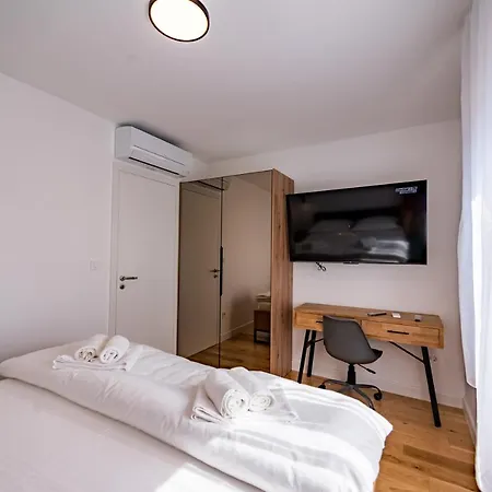 Penthouse With View In Center Split