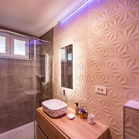 Penthouse With View In Center *