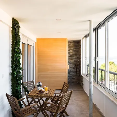 Penthouse With View In Center Daire Split