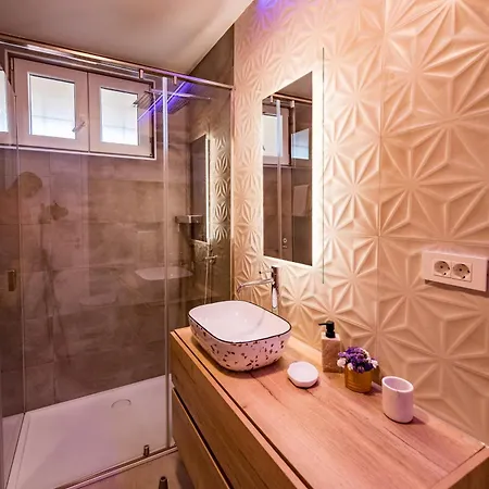 Penthouse With View In Center דירה