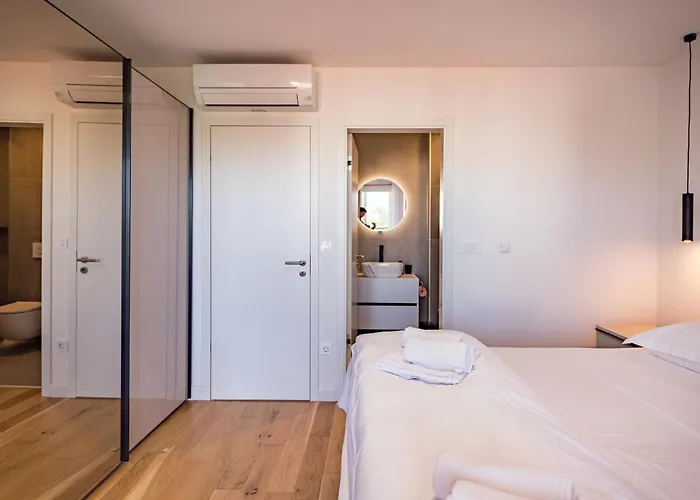 Penthouse With View In Center *